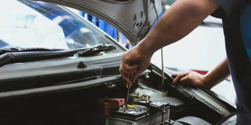 Cambiar la batería de un automóvil