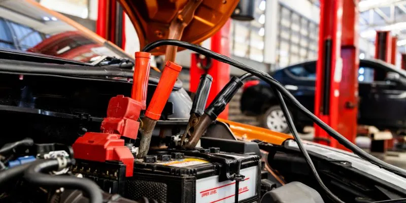 cargar batería coche con pinzas